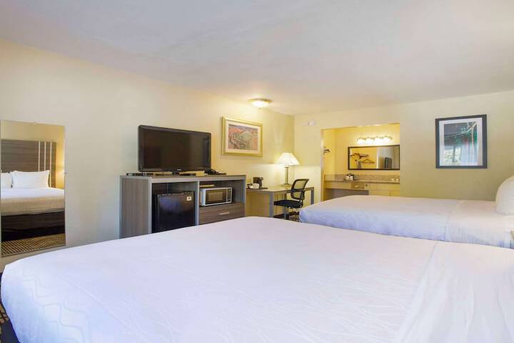 1 Queen Bed Desk Microwave and Refrigerator WiFi Full Breakfast (19 of 21)