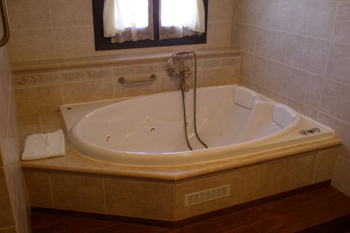 Hot Tub 21 of 34