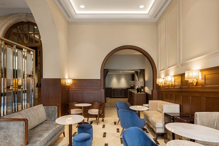 Lounge 53 of 67