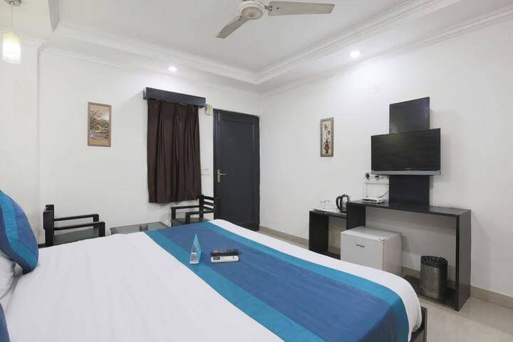 FabHotel Kailash Colony Metro Station