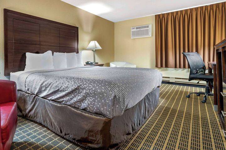 1 King Bed (1 of 14)