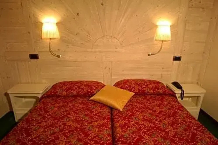 Room 5 of 9
