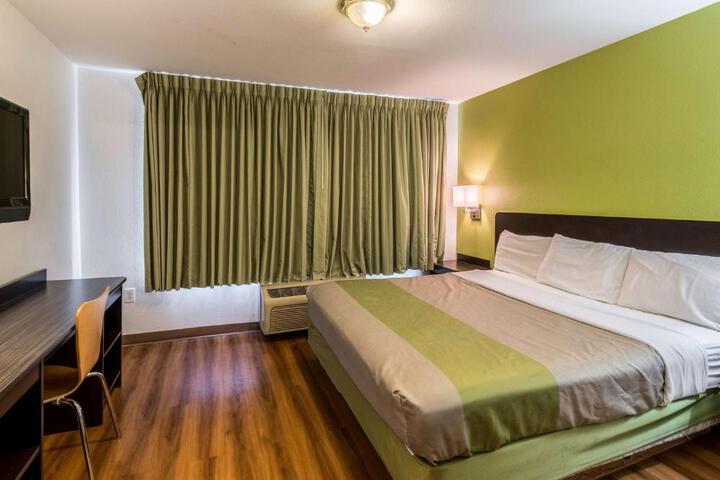1 King Bed (4 of 8)