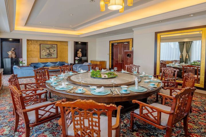 Dining 56 of 100