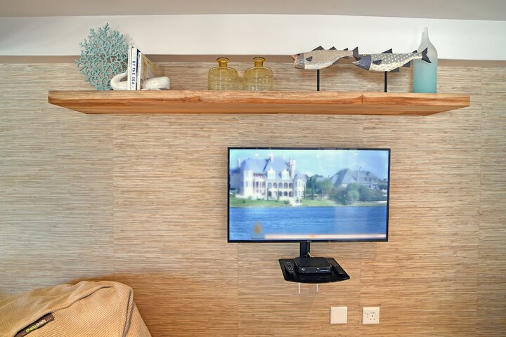 Lounge 18 of 23