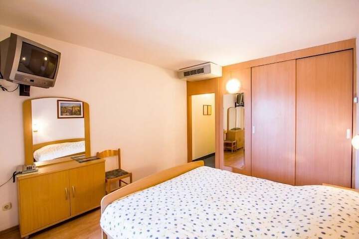 Room 17 of 36