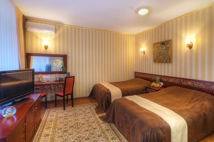Room 13 of 38