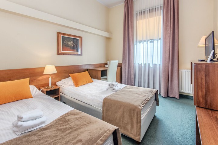 Room 10 of 38