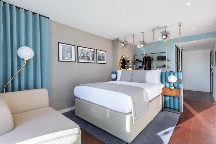 Room 50 of 61