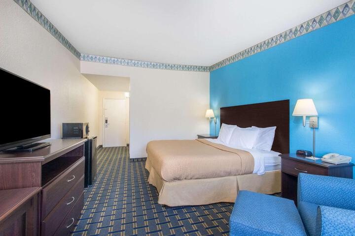 1 King Bed (4 of 13)