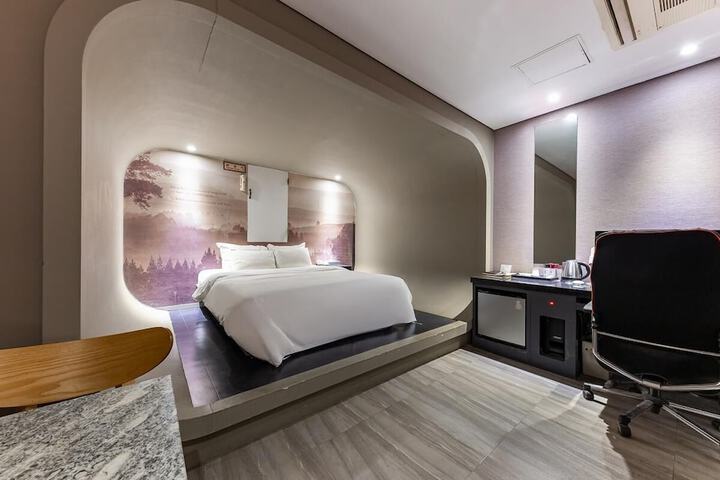 Room 8 of 15