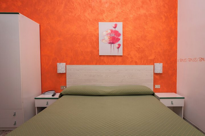 Room 27 of 99