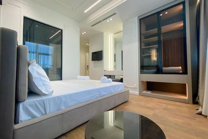 Room 16 of 30