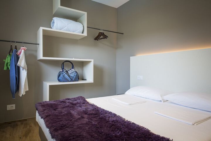 Room 4 of 102
