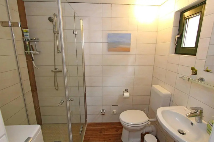 Room 7 of 11
