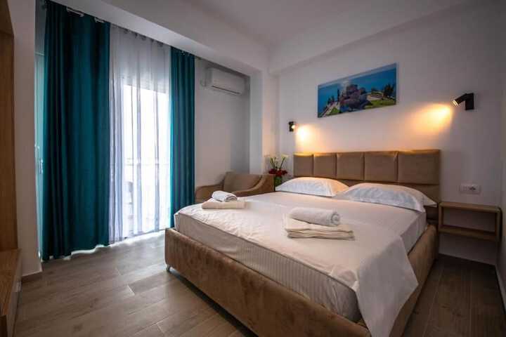Room 4 of 163