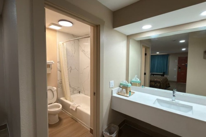 Room 14 of 16