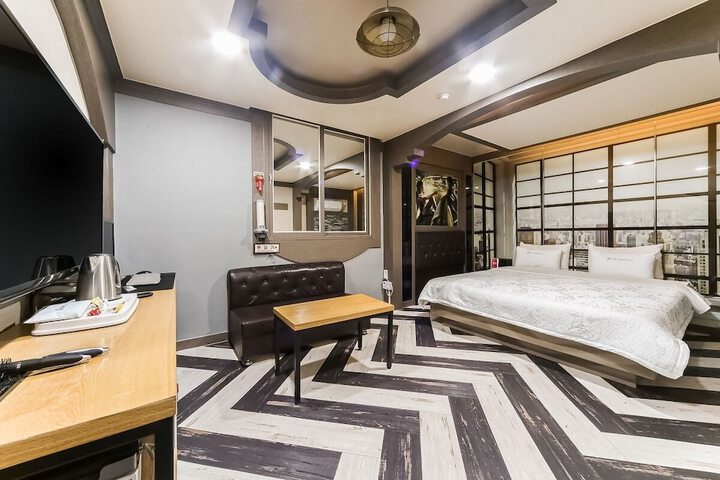 Room 4 of 24