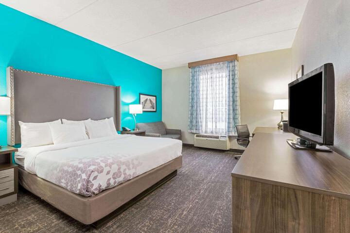 1 King Bed Executive Accessible Room (13 of 16)