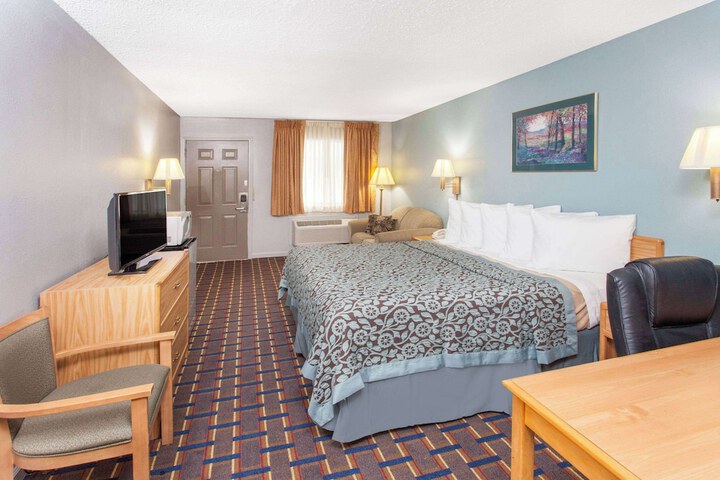 1 King Bed (2 of 11)