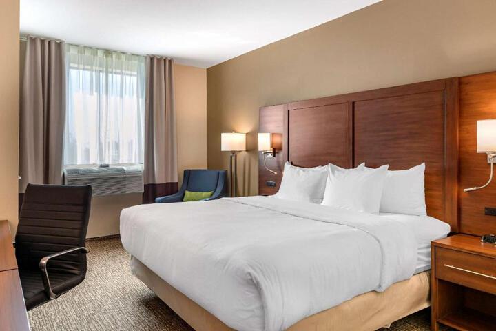 1 King Bed (2 of 18)