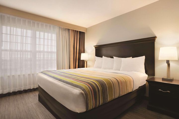 1 King Bed (2 of 10)