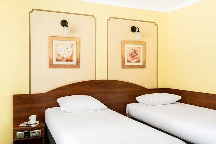 Room 9 of 32