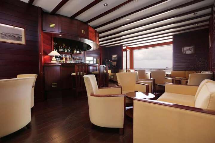 Lounge 24 of 33