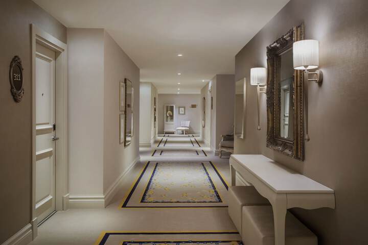 Ballroom/Hall 86 of 95