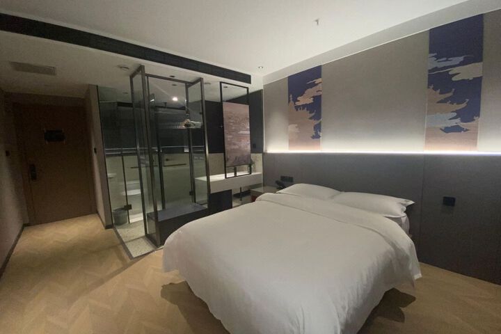 Room 9 of 18