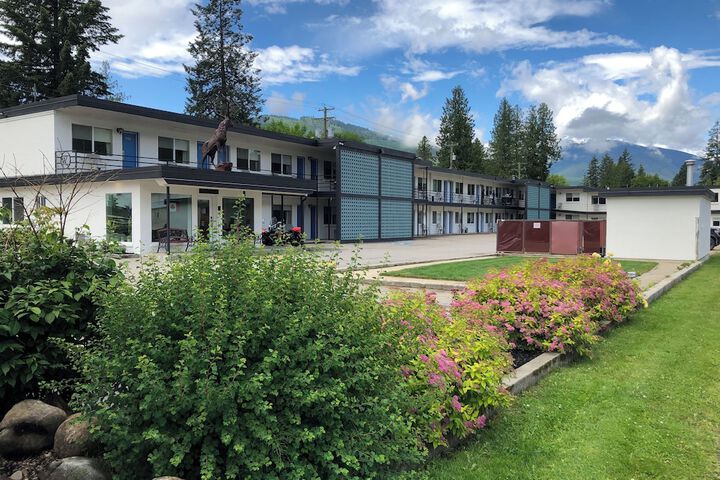 Hotel Exterior 65 of 67