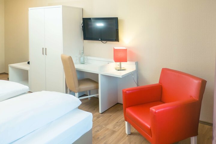 Room 5 of 33