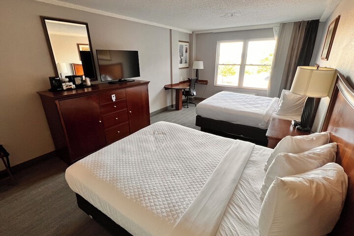 2 Queen Beds (15 of 16)