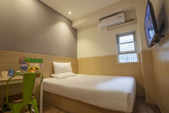 Room 4 of 25