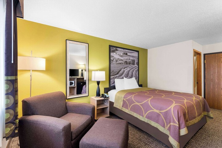 1 Queen Bed Accessible Room (2 of 6)
