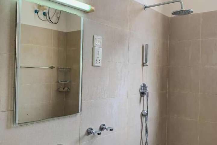 Room 9 of 25