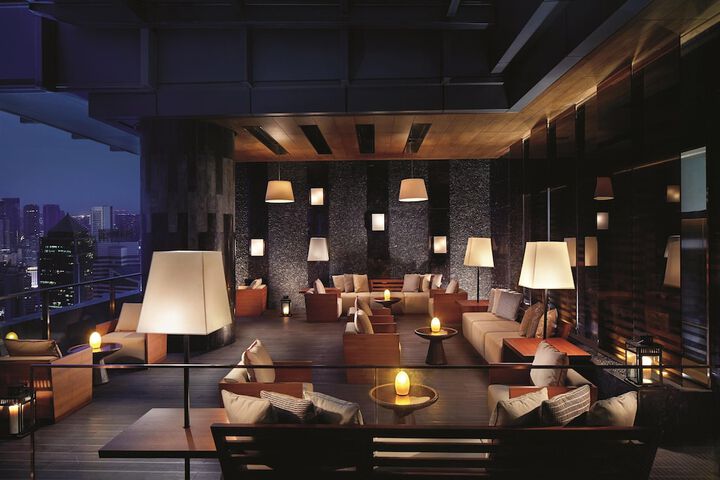 Lounge 105 of 122
