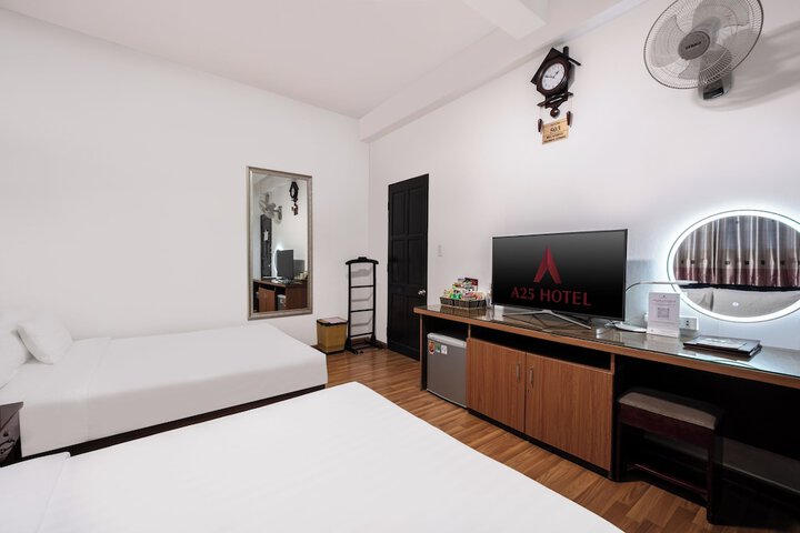 Room 10 of 14