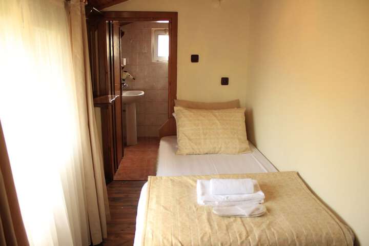 Room 6 of 90