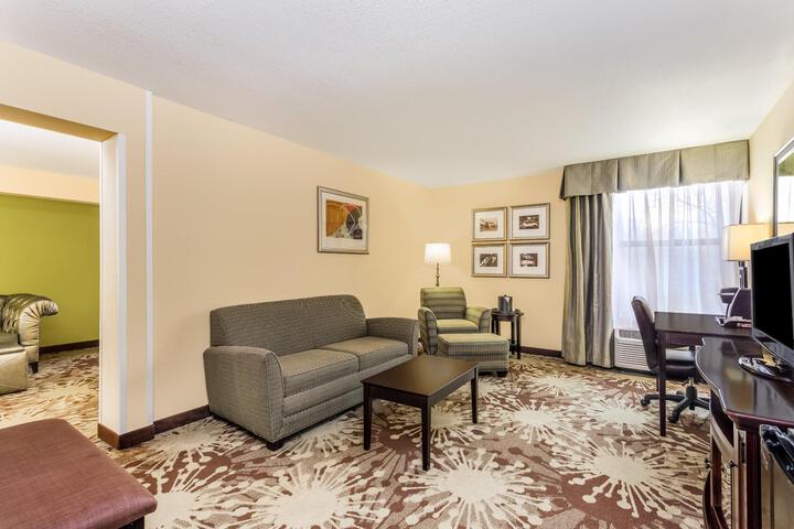 1 Bedroom Suite King Bed (4 of 18)