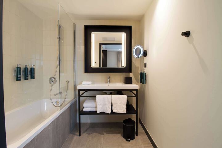 Room 46 of 153