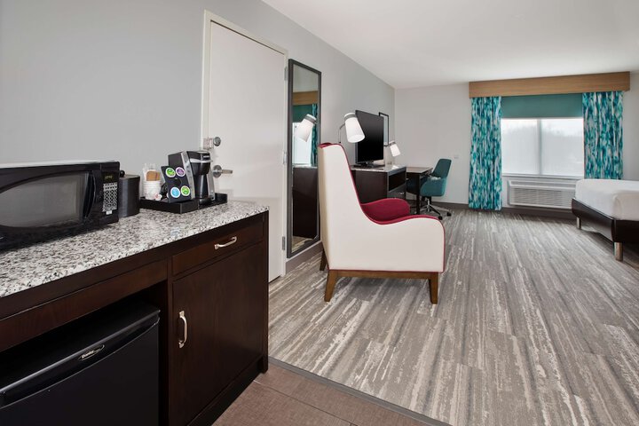 2 Queen Beds with Lounge Chair (13 of 16)