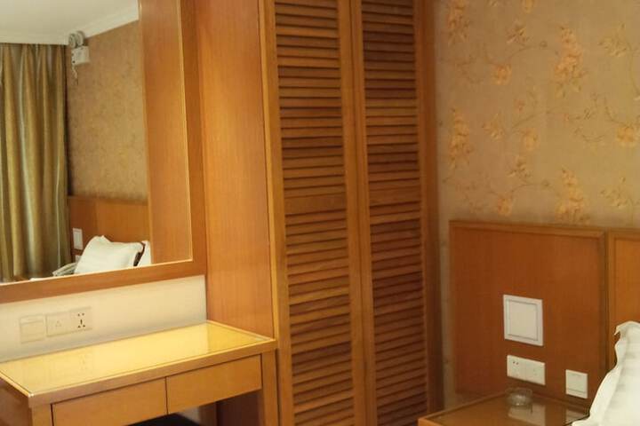 Room 16 of 35