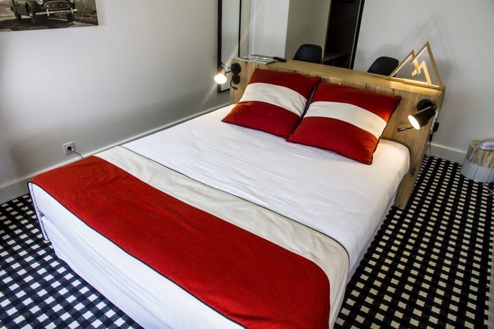 Room 6 of 71