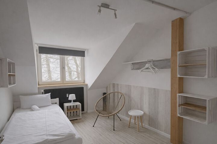 Room 4 of 8
