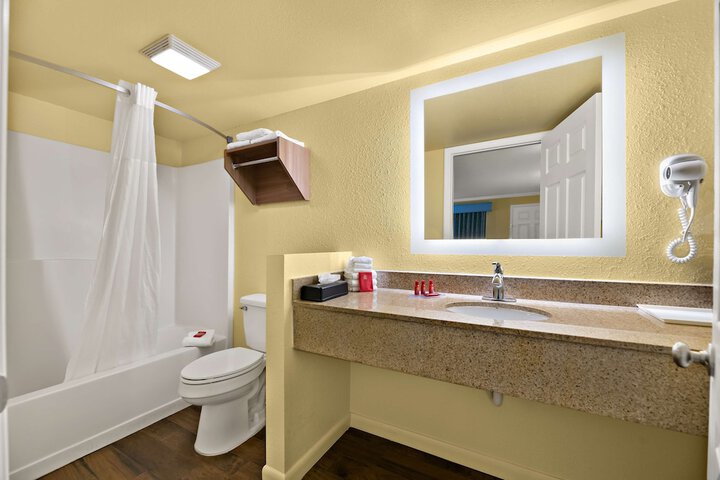 2 Queen Beds High Speed Internet Accessible Microwave and Refrigerator Work Desk Continental (7 of 7)