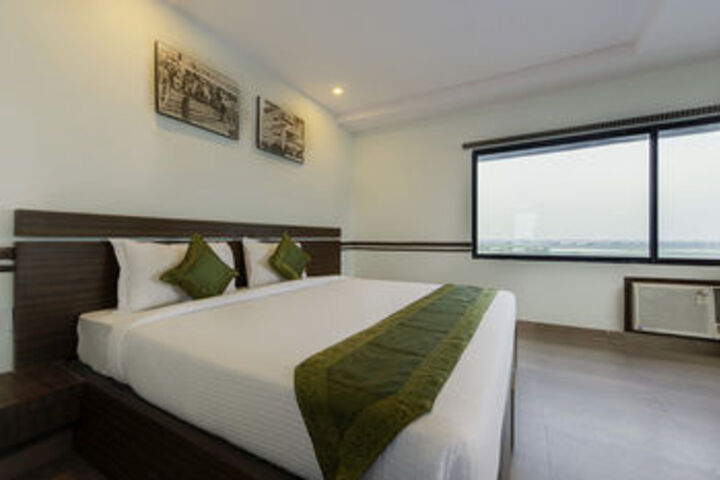Room 7 of 33