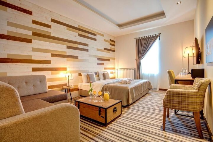 Room 4 of 17