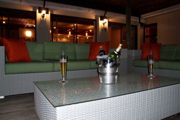 Lounge 27 of 48
