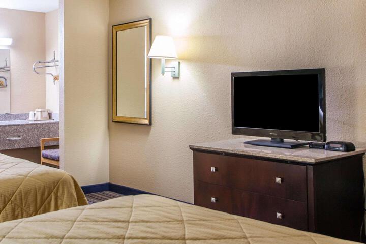 2 Queen Beds (2 of 7)
